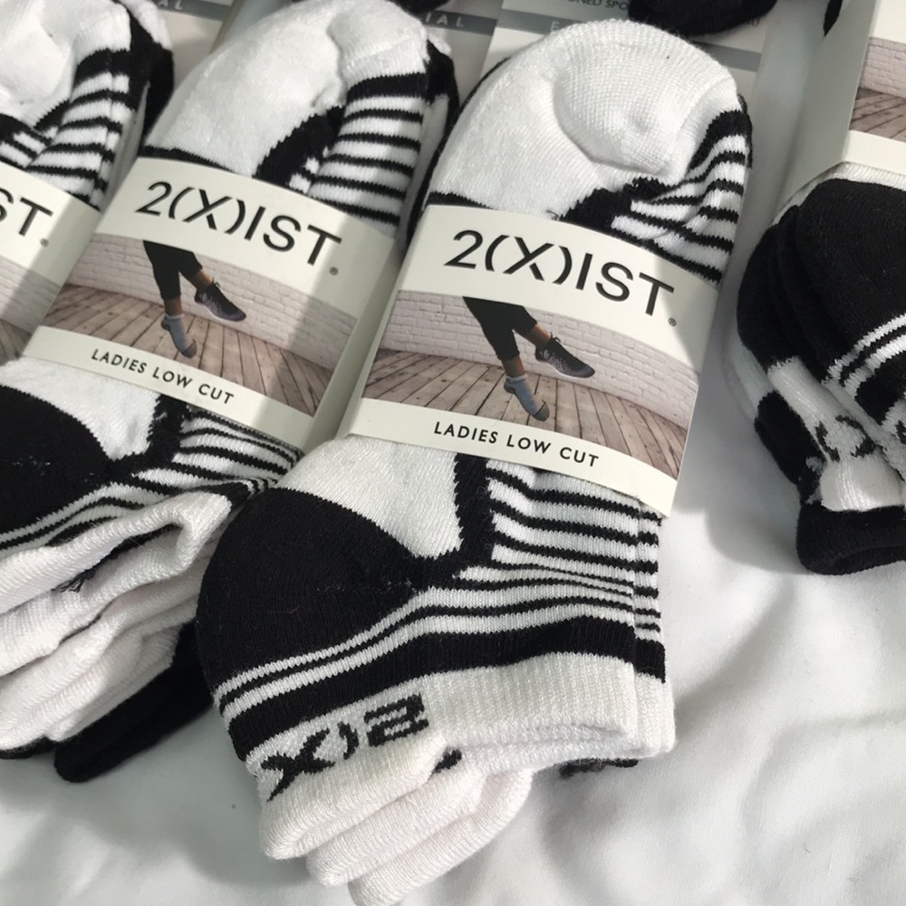 2( X)IST 21 PAIRS BLACK AND WHILTE LADIES LOW CUT SOCKS FREE GIFT WITH ALL ORDER